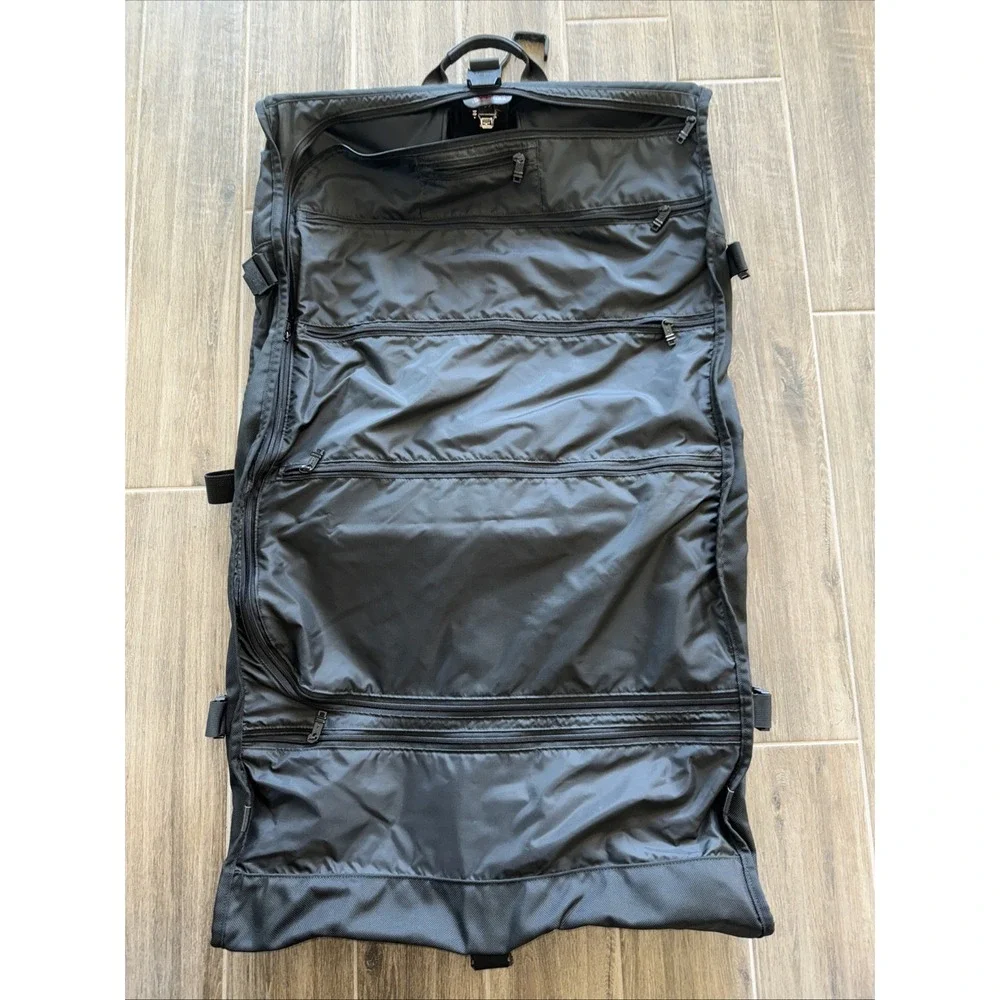TUMI Black Bi-fold Garment Bag Suiter‎ Luggage Shoulder Strap Hook
